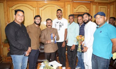 रजत पदक विजेता निषाद कुमार ने मुख्यमंत्री से भेंट की