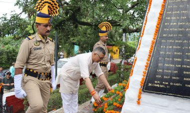 कारगिल विजय दिवस पर नाहन में अमर शहीदों को दी गई श्रद्धांजलि.... जिला प्रशासन की ओर से उपायुक्त सुमित खिमटा ने अर्पित किया पुष्प चक्र विधायक अजय सोलंकी ने भी शहीदों को दी श्रद्धांजलि.......