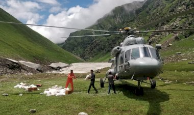वायुसेना के हेलीकॉप्टर से कुल्लू के दूरदराज लाहुली  थाच में भेड़पालको को  पहुंचाया राशन ......