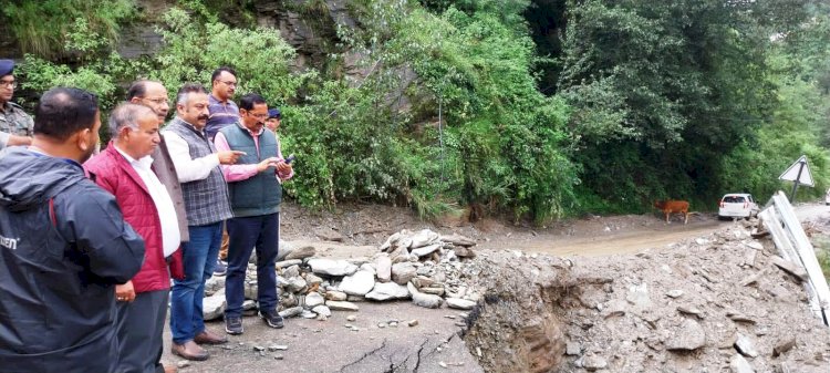 सेब सीजन से पहले सभी सड़कों को किया जाएगा बहाल....... शिक्षा मंत्री ने कुकुनाला में क्षतिग्रस्त पुल का लिया जायजा....