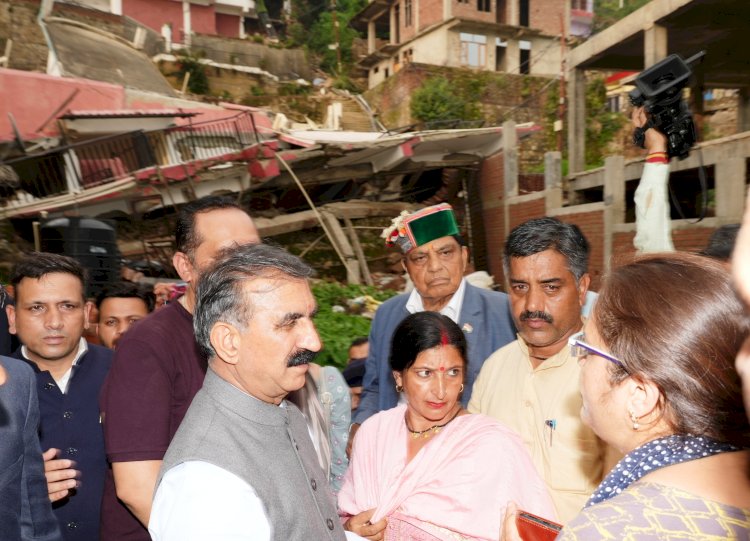 मुख्यमंत्री ने सोलन के शामती में लिया आपदा प्रभावित क्षेत्र का जायज़ा....   शामती क्षेत्र में भारी बारिश के कारण 30 घर पूरी तरह से नष्ट हो गए, जबकि 50 अन्य घरों को आंशिक क्षति हुई......