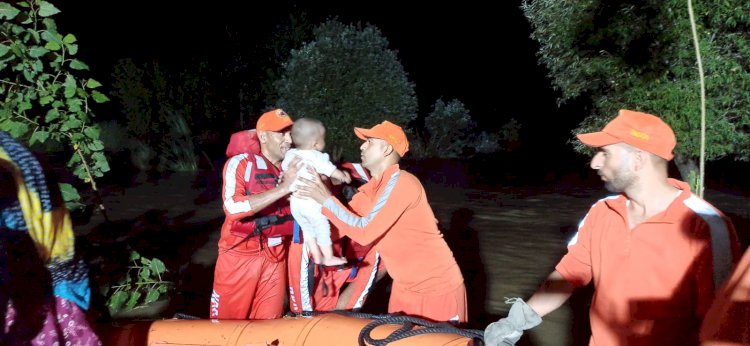 रेस्क्यू आपरेशन: ब्यास नदी फंसे 55 लोगों को सुरक्षित निकाला.....    रात भर चला बचाव अभियान, एसडीएम डीएसपी टीम सहित डटे रहे....