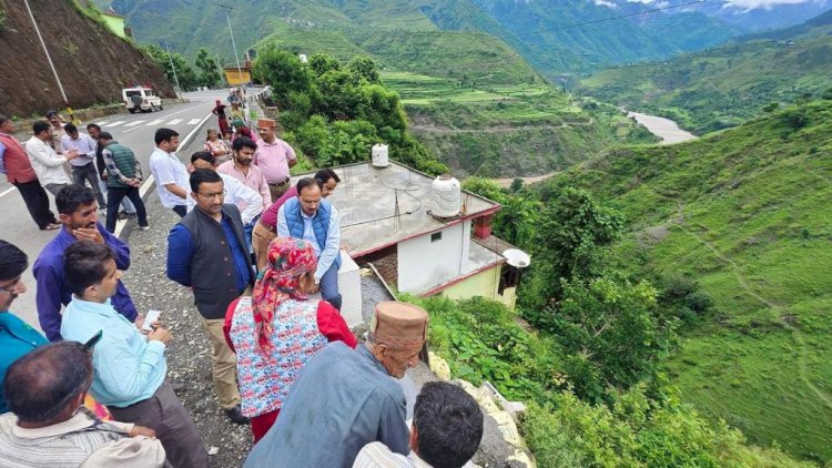 शिलाई क्षेत्र में बाढ़ पीड़ितों के जख्मों पर मरहम का काम कर गया हर्षवर्धन चैहान का दौरा