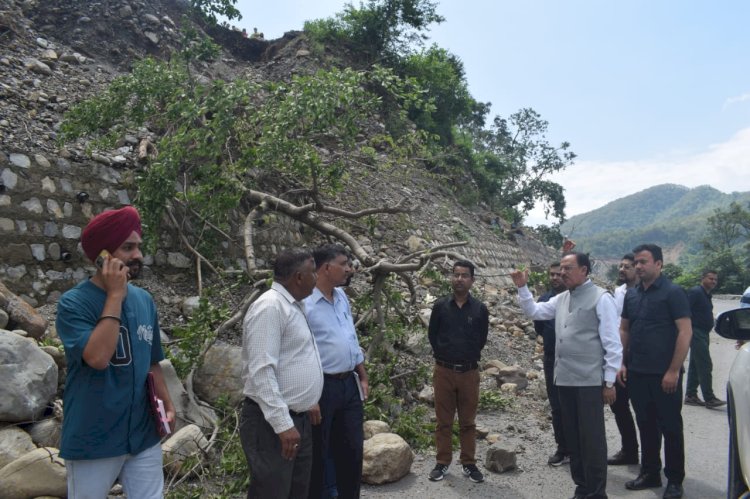 भारी वर्षा से हुए नुकसान का जायजा लेने शिलाई विस के गांवों में पहुंचे उद्योग मंत्री......  लोगों से मिले, उनकी समस्याएं सुनी और राहत का दिया भरोसा.......