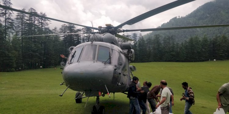 वायुसेना के हेलीकॉप्टर द्वारा 22 क्विंटल राशन पहुंचाया दूरदराज गांव शांगड को ....