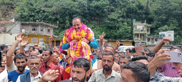 हाटी समुदाय को जनजातीय बिल पास होने के बाद पूरे गिरिपार क्षेत्र में खुशी का माहौल...... पूर्व विधायक बलदेव तोमर के  शिलाई  पहुंचने पर गर्मजोशी से स्वागत किया .....