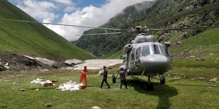 वायुसेना के हेलीकॉप्टर से कुल्लू के दूरदराज लाहुली  थाच में भेड़पालको को  पहुंचाया राशन ......