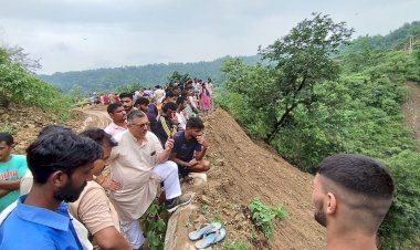 बादल फटने की घटना के उपरांत अजय सोलंकी रात भर कंडईवाला में प्रभावितों के साथ रहे