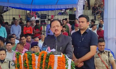 स्वतंत्रता दिवस पर हमीरपुर में हर्षवर्धन चौहान ने फहराया तिरंगा..... विकास के कई मानकों में मॉडल बनकर उभरा है जिला हमीरपुर......