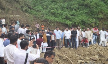 आपदा की इस घड़ी में प्रदेश सरकार प्रभावित परिवारों के साथ -विक्रमादित्य सिंह..... लोक निर्माण मंत्री विक्रमादित्य सिंह ने पांवटा और नाहन क्षेत्र में प्रभावित लोगों से भेंट की.....