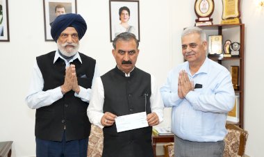 राधा स्वामी सत्संग ब्यास के प्रतिनिधिमण्डल ने आपदा राहत कोष में 2 करोड़ रुपये का चेक भेंट किया....