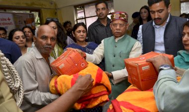 राज्यपाल ने कृष्णा नगर के प्रभावितों को राहत सामग्री वितरित की.......