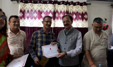 सिरमौर प्रेस क्लब द्वारा नाहन में रक्तदान शिविर का आयोजन,,,,,, उद्योग मंत्री हर्षवर्धन चौहान ने प्रथम बार किया रक्तदान,,,,,,