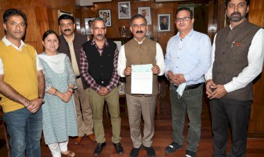 आपदा राहत कोष के लिए अंशदान,,,,,विश्वविद्यालय शिक्षक कल्याण संघ ने 1,82,200 रुपये का चेक भेंट किया....