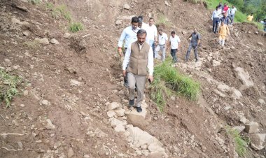 मुख्यमंत्री ने मंडी जिला के सरकाघाट क्षेत्र में भारी बारिश से प्रभावित क्षेत्रों का दौरा किया......... आंशिक रूप से क्षतिग्रस्त मकानों की मरम्मत के लिए एक-एक लाख रुपये प्रदान करने की घोषणा.....