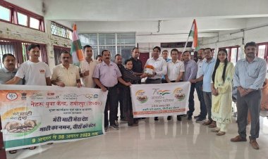 नेहरू युवा केंद्र के अधिकारियों को सौंपा कलश.........