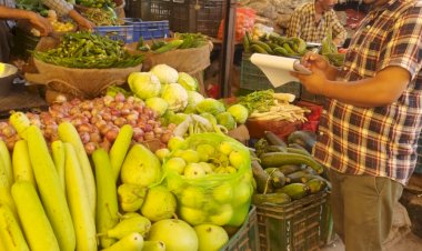 जिला प्रशासन ने कसा सब्जियों का अधिक मूल्य लेने वाले दुकानदारों पर शिकंज।........ 124200 रुपये मूल्य की सब्जी की जब्त.......