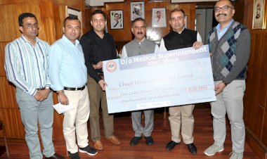 5 लाख 11 हजार 111 रुपये का चेक भेंट किया.......आईजीएमसी शिमला के चिकित्सा अधीक्षक कार्यालय ने