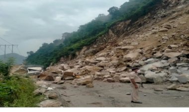 कीरतपुर-मनाली राष्ट्रीय राजमार्ग पर पंडोह के समीप कैंचीमोड़ पर यातायात पूरी तरह से बंद है........ मुख्य सचिव ने प्रधानमंत्री कार्यालय को प्रदेश में  नुकसान की अद्यतन स्थिति से अवगत  करवाया.......