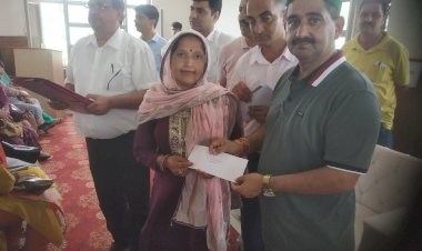 आपदा:शाहपुर में 68 प्रभावित परिवारों को दी 22 लाख की राहत राशि...... क्षतिग्रस्त सड़कों तथा पेयजल योजनाओं की युद्व स्तर पर हो मरम्मत: पठानिया