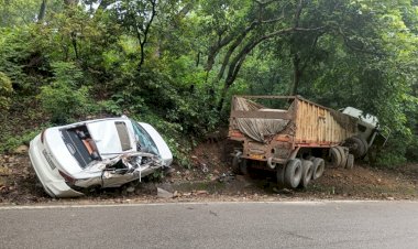 ट्राले आगे चल रही कार को मारी टक्कर,कंडक्टर की मौत 4 घायल......ट्राला चालक मौके से फ रार