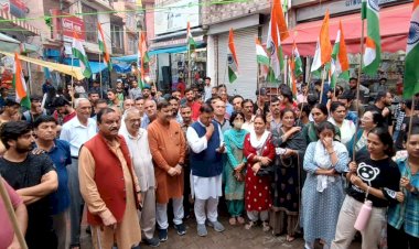 चंद्रयान-3 की सफलता को लेकर सैकड़ो लोगों के साथ जश्न मनाया......बिंदल ने नाहन के ऐतिहासिक बड़ा चौक पर........