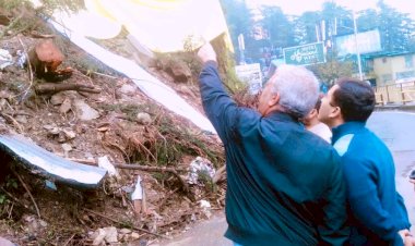 लोक निर्माण मंत्री ने शिमला शहर की अवरुद्ध सड़कों का लिया जायजा... अधिकारीयों को अवरुद्ध सड़कों को जल्द बहाल करने के दिए निर्देश ......