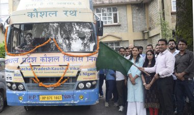 डीसी ने कौशल विकास रथ को हरी झंडी दिखाकर किया रवाना..... बोले... युवाओं को देगा कौशल विकास प्रशिक्षण की जानकारी......