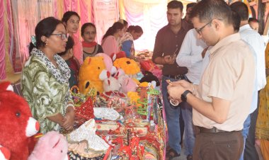 महिला स्वयं सहायता समूहों ने बचत भवन में सजाया राखी बाजार........ एडीसी जितेंद्र सांजटा ने किया शुभारंभ, महिलाओं ने स्वयं बनाई हैं रंग-बिरंगी राखियां....