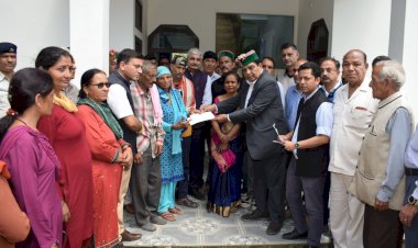 शांडिल ने जडोन गांव की प्रभावित जमुना देवी को वितरित किया 15 लाख रुपए का राहत राशि चेक.......