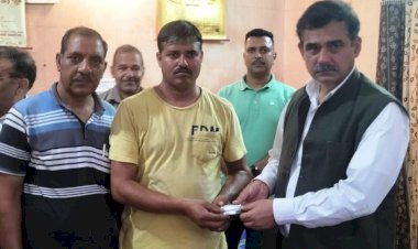 संजय अवस्थी ने गोदन गांव में बाढ़ प्रभावित परिवारों का जाना कुशलक्षेम पशुधन की मृत्यु पर प्रदान की राहत राशिगांव में बाढ़ प्रभावित परिवारों का जाना कुशलक्षेम पशुधन की मृत्यु पर प्रदान की राहत राशि