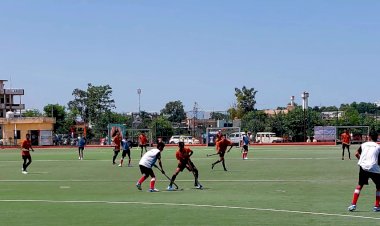 इंदिरा खेल मैदान में मेंज़र ध्यानचंद राज्य स्तरीय हॉकी प्रतियोगिता का हुआ शुभारंभ.... खेलों से बच्चे एक दूसरे का सम्मान करना सीखते हैं तो वहीं शारीरिक व मानसिक तौर पर भी मजबूत बनते हैं - राघव शर्मा