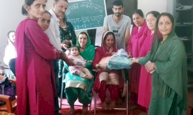 बेटियों के जन्मोत्सव पर गाए बधाई गीत, दिए उपहार... दीद घलूत पंचायत में मनाया गया बेटी जन्मोत्सव....