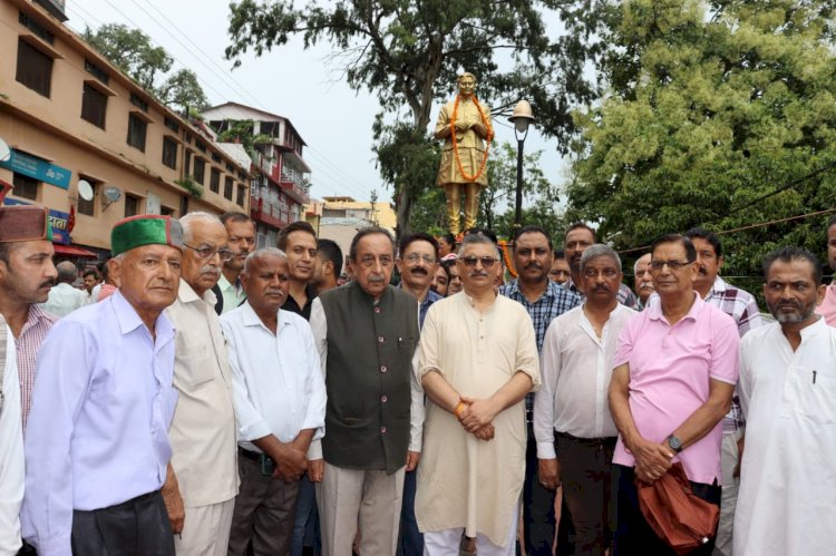 हम  सबको  दलगत राजनीति  से ऊपर  उठ  कर  डॉक्टर परमार  द्वारा दिखाये मार्ग पर चलना  चाहिए : अजय  सोलंकी