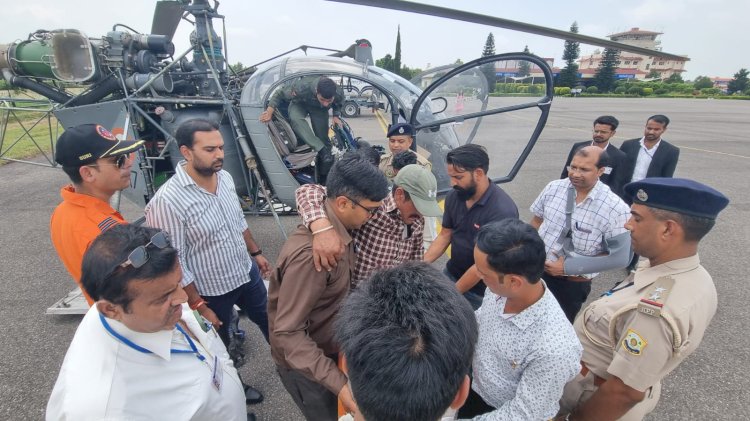 बड़ा भंगाल में सरकार ने वायु सेना की मदद से पांच लोग किए एयरलिफ्ट....... पशुपालन विभाग की टीम तथा गंभीर रूप से चोटिल व्यक्ति का किया रेस्क्यू .......