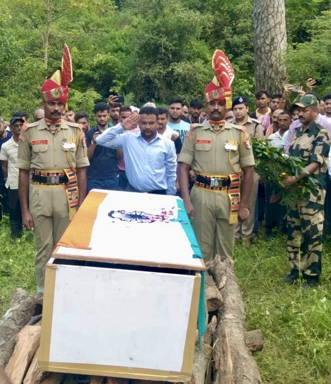 डीसी ने किए वीर जवान को श्रद्धासुमन अर्पित......