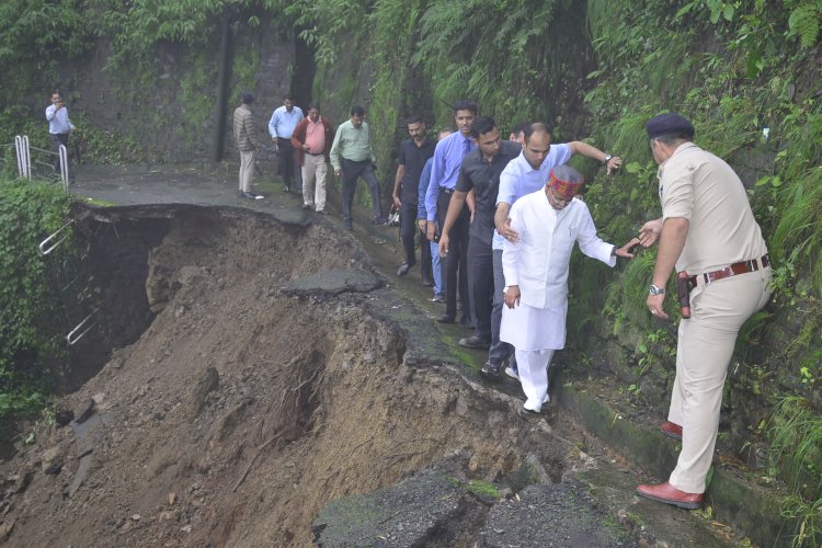 राज्यपाल ने समरहिल में आपदा प्रभावित शिव बावड़ी का दौरा किया राहत कार्यों का जायजा लिया और सोलन के जादौन का दौरा भी किया