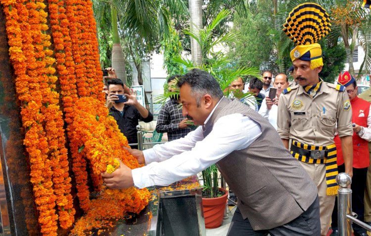 शिक्षा मंत्री रोहित ठाकुर ने फहराया राष्ट्रीय ध्वज़....... शहीद स्मारक पर पुष्पांजली अर्पित कर शहीदों को किया नमन......