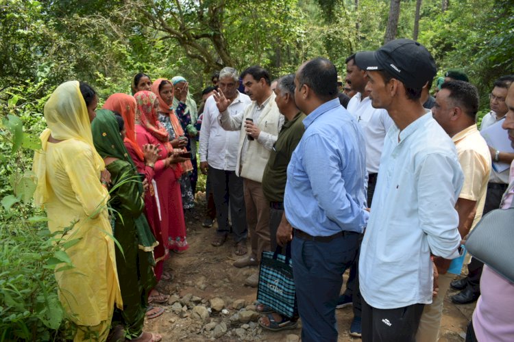 हिमाचल एकजुट होकर कर रहा संकट का सामना-संजय अवस्थी... घाट दोची, लोहारघाट तथा चलोग में प्रभावितों का दुःख-दर्द किया साझा....