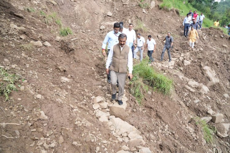 मुख्यमंत्री ने मंडी जिला के सरकाघाट क्षेत्र में भारी बारिश से प्रभावित क्षेत्रों का दौरा किया......... आंशिक रूप से क्षतिग्रस्त मकानों की मरम्मत के लिए एक-एक लाख रुपये प्रदान करने की घोषणा.....