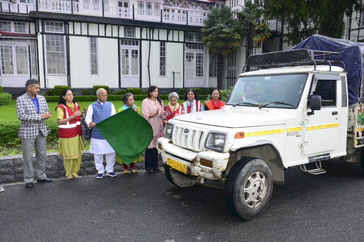 राज्यपाल शिव प्रताप शुक्ल ने राहत सामग्री वाहनों को रवाना किया......