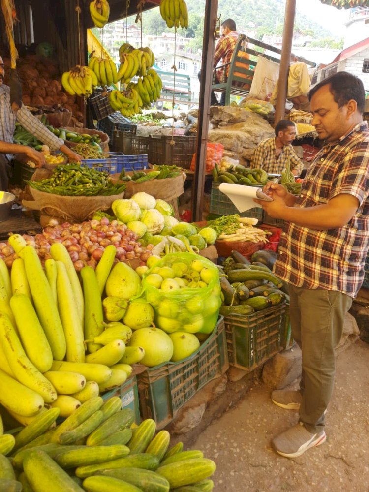 जिला प्रशासन ने कसा सब्जियों का अधिक मूल्य लेने वाले दुकानदारों पर शिकंज।........ 124200 रुपये मूल्य की सब्जी की जब्त.......