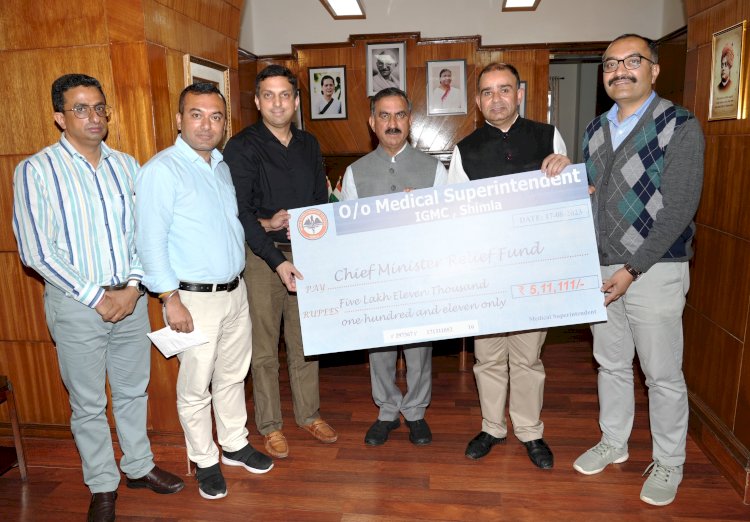 5 लाख 11 हजार 111 रुपये का चेक भेंट किया.......आईजीएमसी शिमला के चिकित्सा अधीक्षक कार्यालय ने