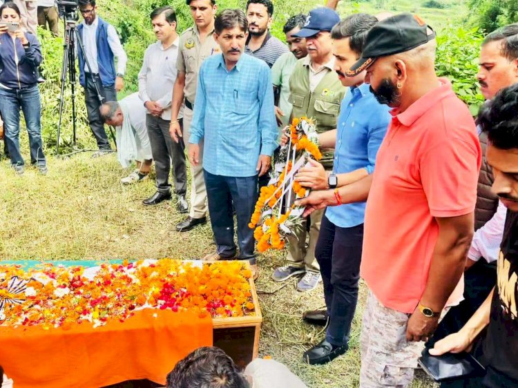 विक्रमादित्य सिंह ने शहीद विजय कुमार को दी श्रद्धांजलि....