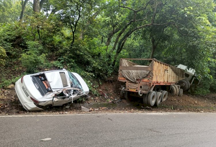 ट्राले आगे चल रही कार को मारी टक्कर,कंडक्टर की मौत 4 घायल......ट्राला चालक मौके से फ रार