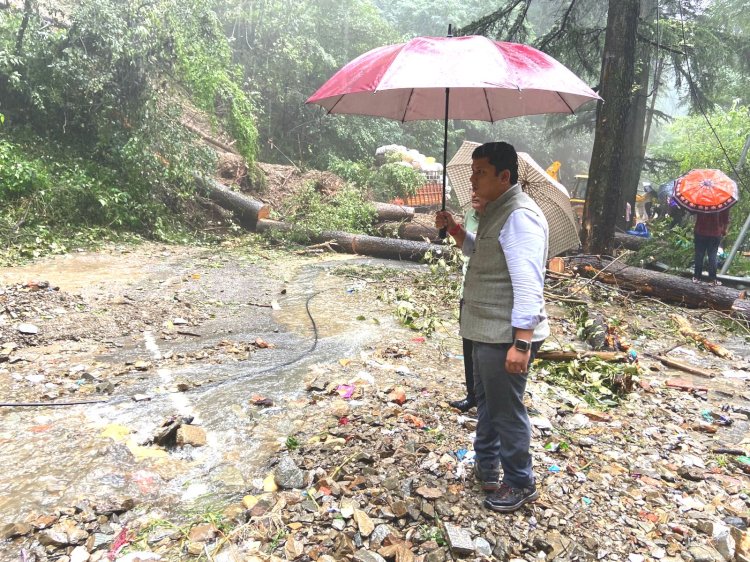 डीसी ने स्वयं मौके पर जाकर अवरुद्ध मार्गों को खुलवाया...... शिमला शहर में भारी बारिश से हुए नुकसान का लिया जायजा.....