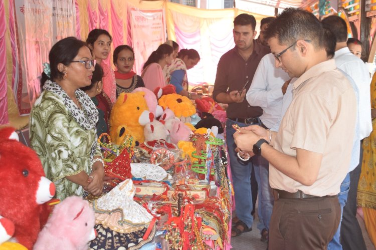 महिला स्वयं सहायता समूहों ने बचत भवन में सजाया राखी बाजार........ एडीसी जितेंद्र सांजटा ने किया शुभारंभ, महिलाओं ने स्वयं बनाई हैं रंग-बिरंगी राखियां....