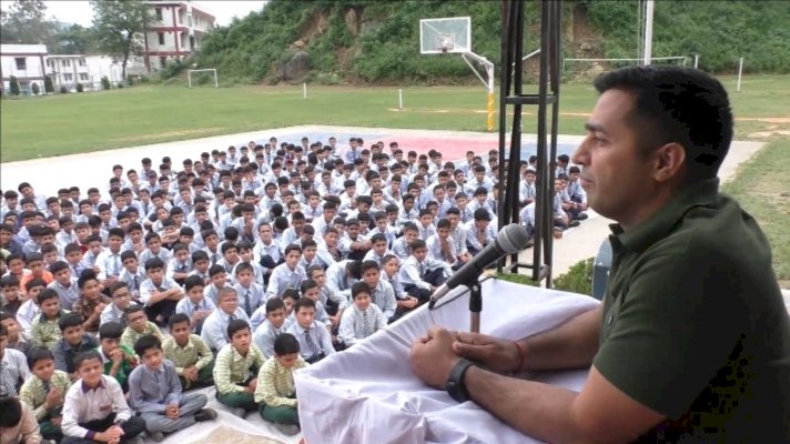 जवाहर नवोदय विद्यालय नाहन के पूर्व छात्र रहे,नासा में सीनियर साइंटिस्ट डॉक्टर अशोक वर्मा पहुंचे स्कुल.... छात्रों से वार्तालाप की बिताए पल किए याद..........