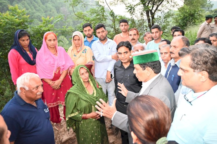 कर्नल धनीराम शांडिल ने सस्त्र बल्ही में...... लिया नुकसान का जायजा, भूस्खलन प्रभावितों का पूछा हाल.......