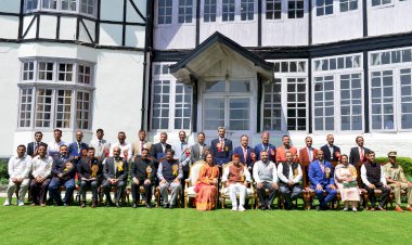 शिक्षक दिवस पर राज्यपाल ने 16 शिक्षकों को किया सम्मानित..... कहा नशे के विरूद्ध जन अभियान चलाने की आवश्यकता ......